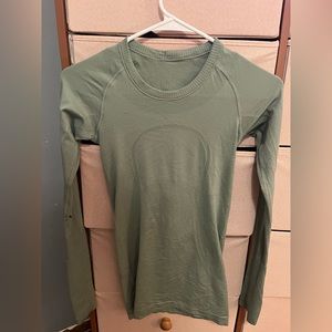 Size 2 lulu long sleeve swiftly tech